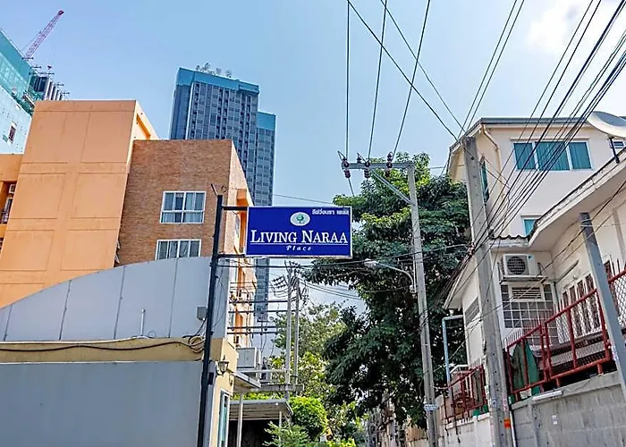 מלון Living Naraa Place 2*